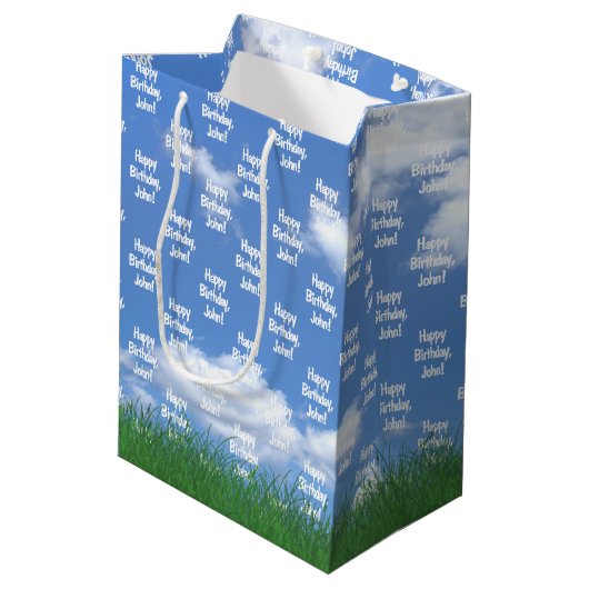 Verjaardag met naam en golftas in gras medium cadeauzakje (Achterkant Gekanteld)