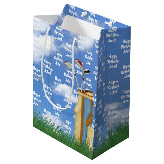 Verjaardag met naam en golftas in gras medium cadeauzakje (Voorkant Gekanteld)