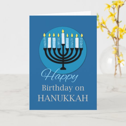 Verjaardag op Hanukkah Menorah op donkerblauw Kaart (Gele Bloem)