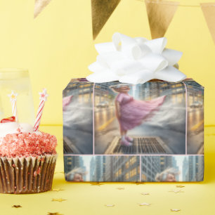 Verjaardag oude dame staat op een straat vent cadeaupapier