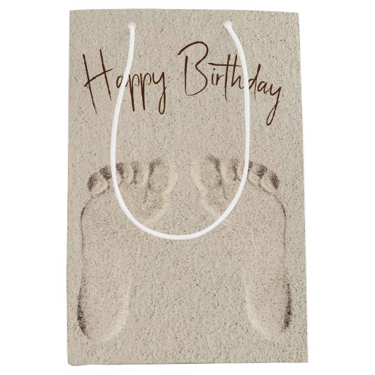 Verjaardag Prints op blote voeten in zand Medium Cadeauzakje (Voorkant)