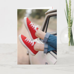 Verjaardag Rode sneakers hangend uit het raam van Kaart