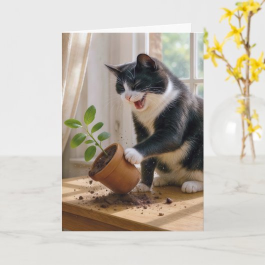 Verjaardag Tuxedo Cat Knocking Over een Plant Kaart (Gele Bloem)