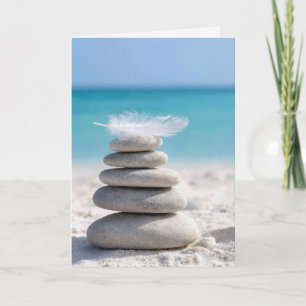 Verjaardag Witte Veer op een Strandstenen Stapeltj Kaart