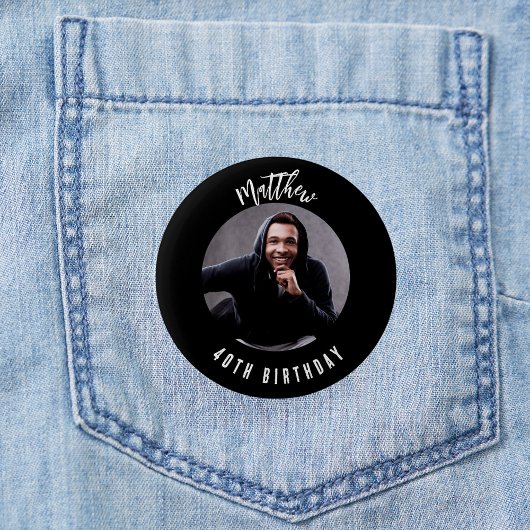 Verjaardag zwart wit foto naam ronde button 5,7 cm