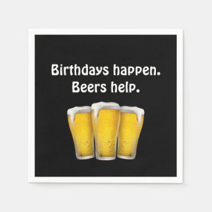 Verjaardagsbieren op zwarte servetten