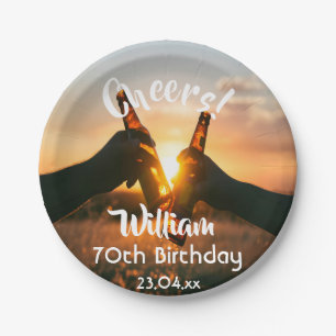 Verjaardagsfeestje voor mannen proost bier op hun  papieren bordje