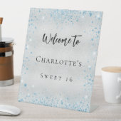 Verjaardagsfeestje zilveren blauwe glitter welkom reclamebord met voetstuk (Insitu)