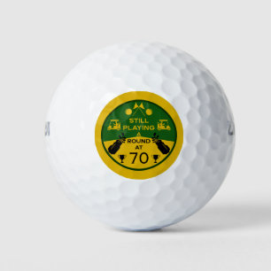 Verjaardagsgolfer op de heuvel golfballen