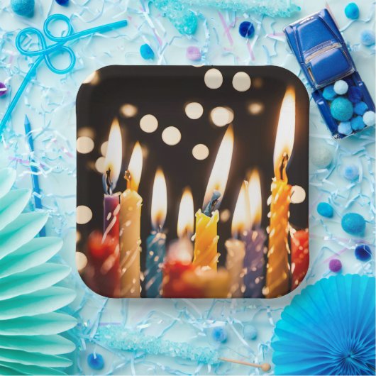 Verjaardagskaarsen en bokeh lichten papieren bordje (Feest)