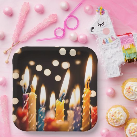 Verjaardagskaarsen en bokeh lichten papieren bordje (Feest)