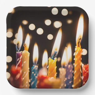 Verjaardagskaarsen en bokeh lichten papieren bordje