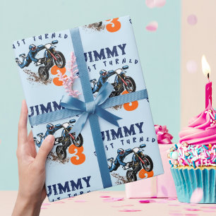 Verjaardagskaart voor fietserskind met vuile stunt cadeaupapier
