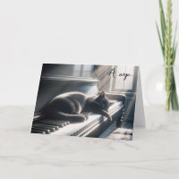 Verjaardagskat dutten op een piano toetsen