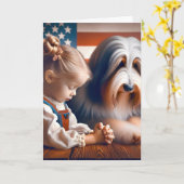 Verjaardagsmeisje dat met baarde collie bidt kaart (Gele Bloem)