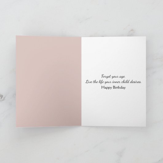 Verjaardagsmeisje dat paardenbloempluizen wegblaas kaart (Binnen)