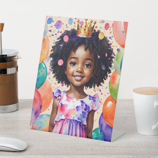 Verjaardagsmeisje met bruine huid prinses kunst reclamebord met voetstuk (Insitu)