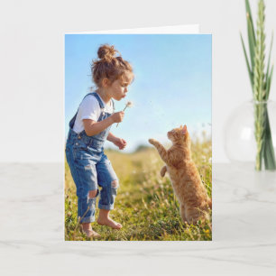 Verjaardagsmeisje met kat in paardenbloemen kaart