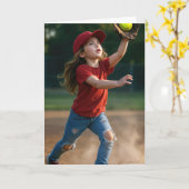 Verjaardagsmeisje vangt een softbal kaart (Gele Bloem)