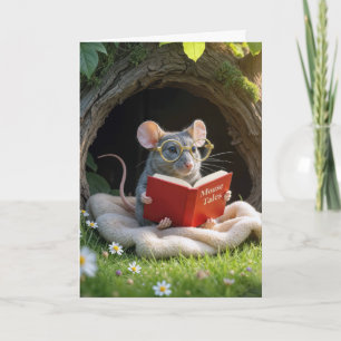 Verjaardagsmuis die een rood boek leest op een dek kaart