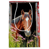 Verjaardagspaard in schuurdeur met wilde bloemen medium cadeauzakje (Voorkant)