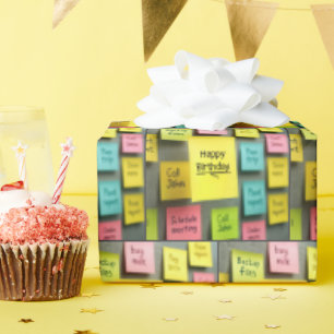 Verjaardagsplakkers op kantoorcubiclewand cadeaupapier