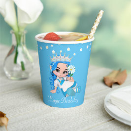 Verjaardagsprinsesfee en bloemen op turquoise papieren bekers