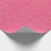 Verjaardagstaart strooit op roze cadeaupapier (Hoek)