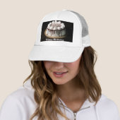 Verjaardagstaart versierd met romige witte stukken trucker pet (In situ)