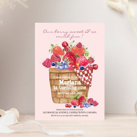 Verjaardagsuitnodiging eerste verjaardag aardbei  kaart