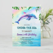 Verjaardagsuitnodiging regenboog dolfijn kaart (Staand voorkant)