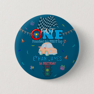 Verjaardagsuitnodiging voor een blauwe racejongen ronde button 5,7 cm