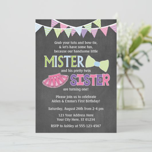 Verjaardagsuitnodiging voor tweelingen | Tutus en  Kaart (Staand voorkant)