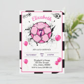 Verjaardagsuitnodiging voor voetbalmeisje kaart (Staand voorkant)