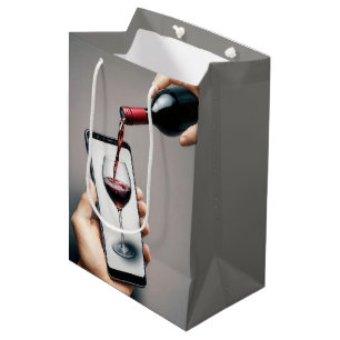Verjaardagswijn dat in een smartphone wordt gegote medium cadeauzakje