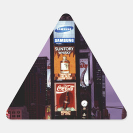 Verkeer op Times Square in New York 's nachts Driehoek Sticker