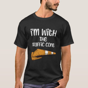 Verkeerskegel grap Ik ben met de kegel Funny humor T-shirt