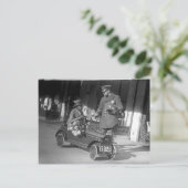 Verkeersstop met trapauto, 1922 briefkaart (Staand voorkant)