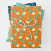 Verkleurde 1e verjaardag kaarsen op papier met onm inpakpapier vel (In situ)