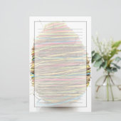Verkleurde paaseieren boven wit briefpapier (Staand voorkant)