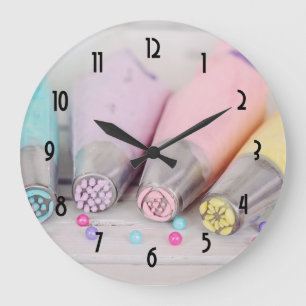 Verkleurde pasta-decorteermiddelen grote klok