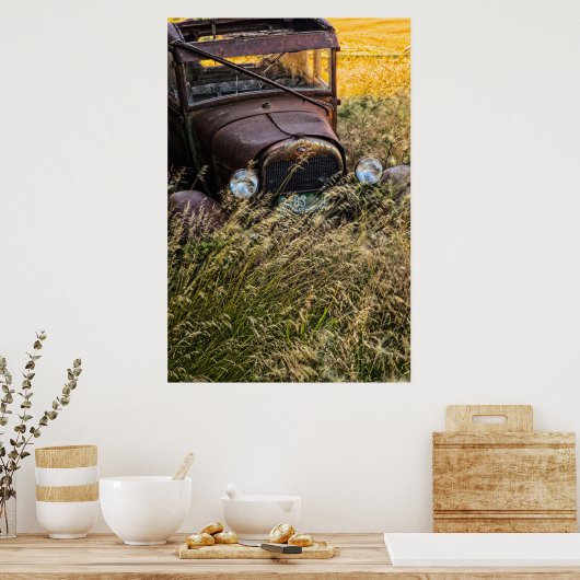 Verlaten oude auto in groot gras poster (Keuken)
