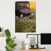 Verlaten oude auto in groot gras poster (Thuiskantoor)