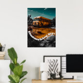 Verlaten schoolbus in de woestijn - Liminal Space Poster (Thuiskantoor)