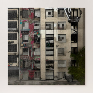 Verlaten stadsgebouw afbrokkelt met verval legpuzzel