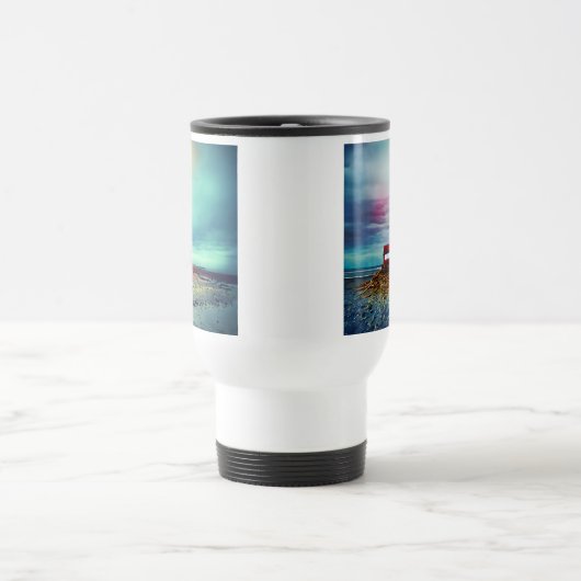 Verlaten strand vervallen verlichte vuurtoren reisbeker (Center)