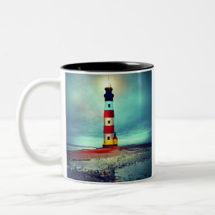 Verlaten strand vervallen verlichte vuurtoren tweekleurige koffiemok