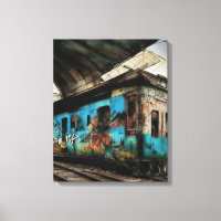 Verlaten trein met graffiti urbane straat kunst