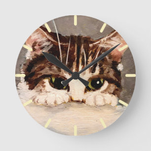 Verlegen & Nieuwsgierig Tabby Kitten Ronde Klok