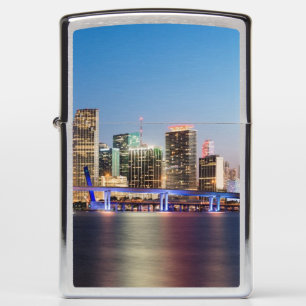 Verlichtde skyline van het centrum van Miami bij s